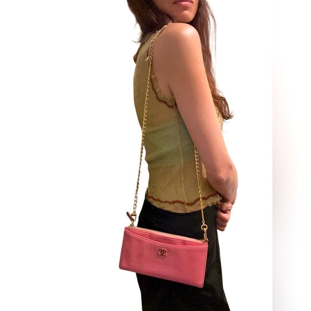 Chanel Pink Clutch with Iconic Logo and Minimalist Design - Picture 4 of 16